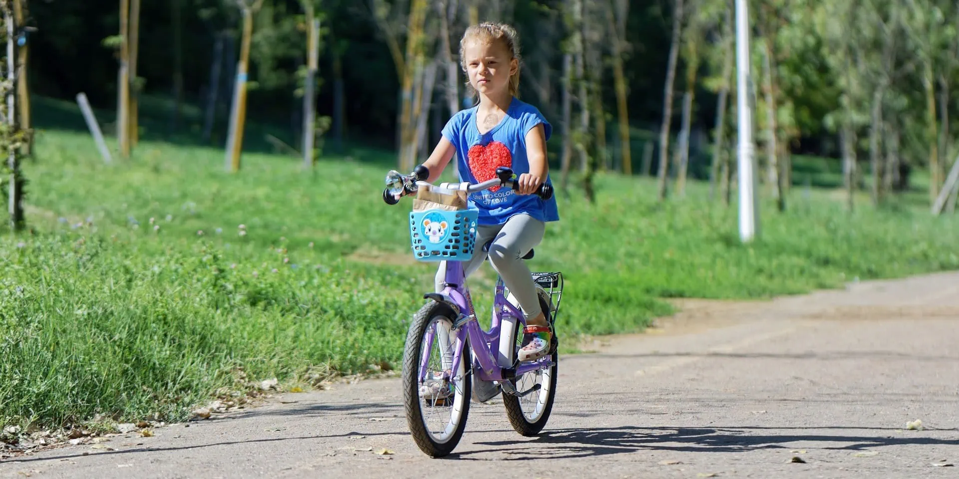 Dítě jedoucí na kole - výběr dětského kola