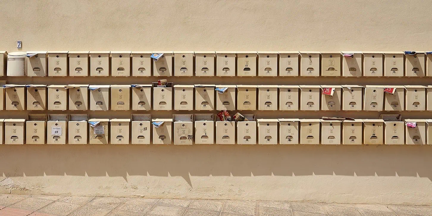 Poštovní schránky - venku na zdi